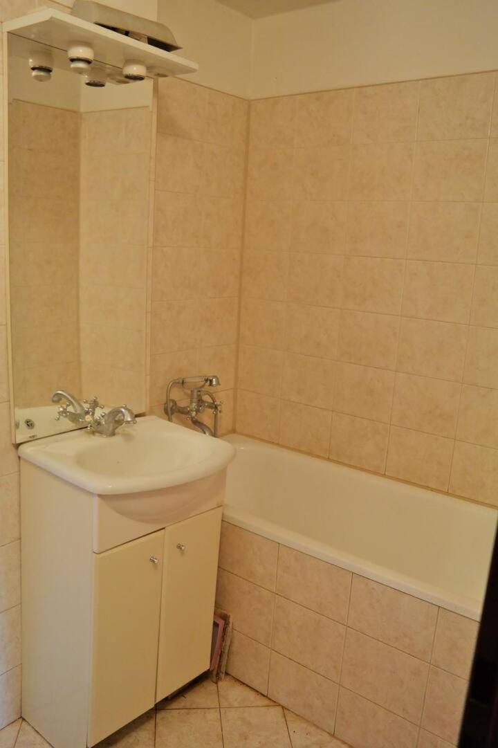 Apartment Trojska Praga Esterno foto